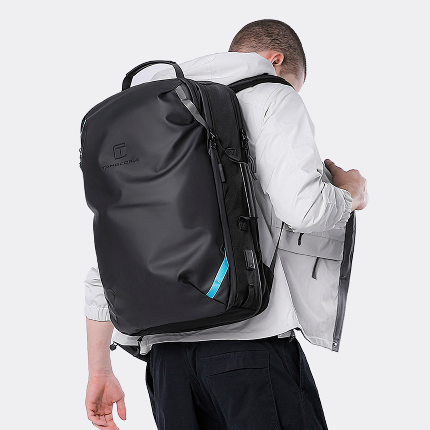 Mochila expandible 30L/45L multi compartimento con capa impermeable. Toma exterior USB. Laptop 17" + Tablet 9,7".