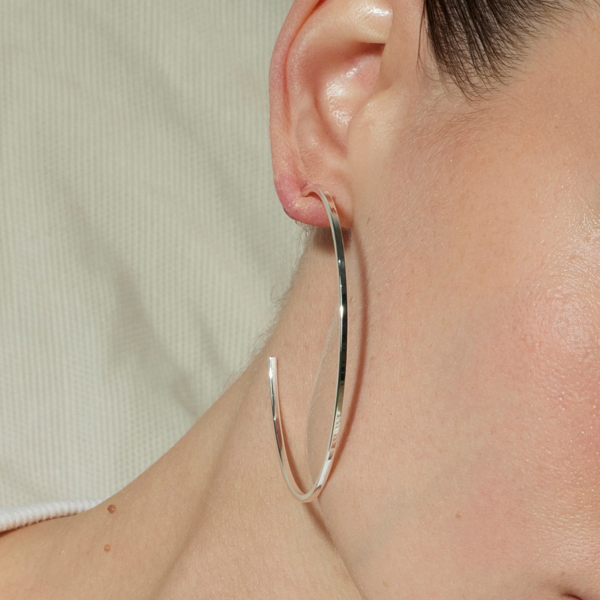 Pendientes de 36mm de diámetro acabados en rodio
