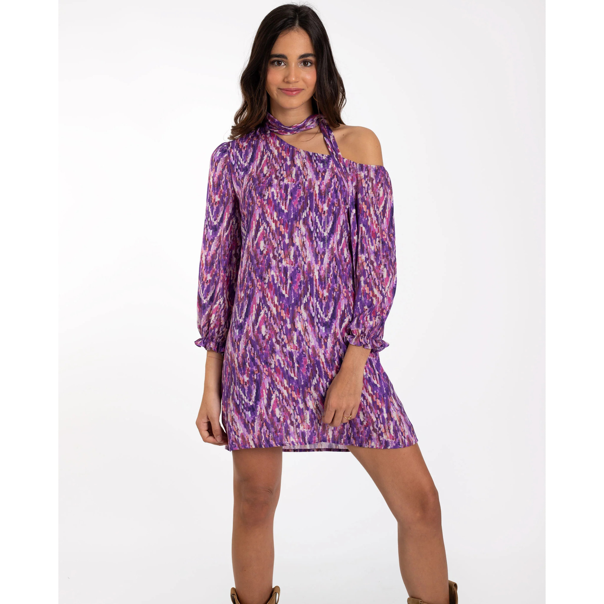 Vestido corto con manga y lazada