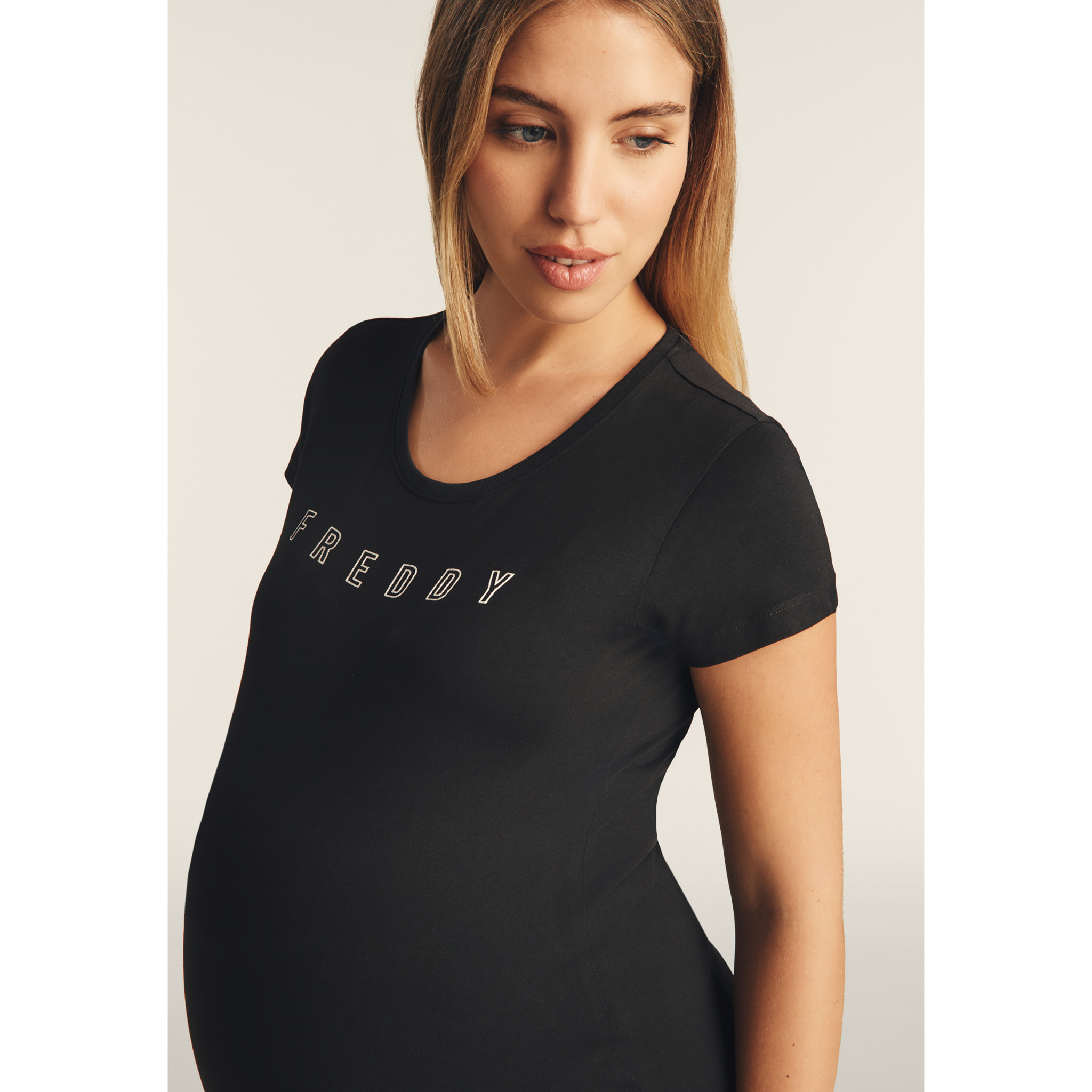 T-shirt scollo tondo con logo glitter