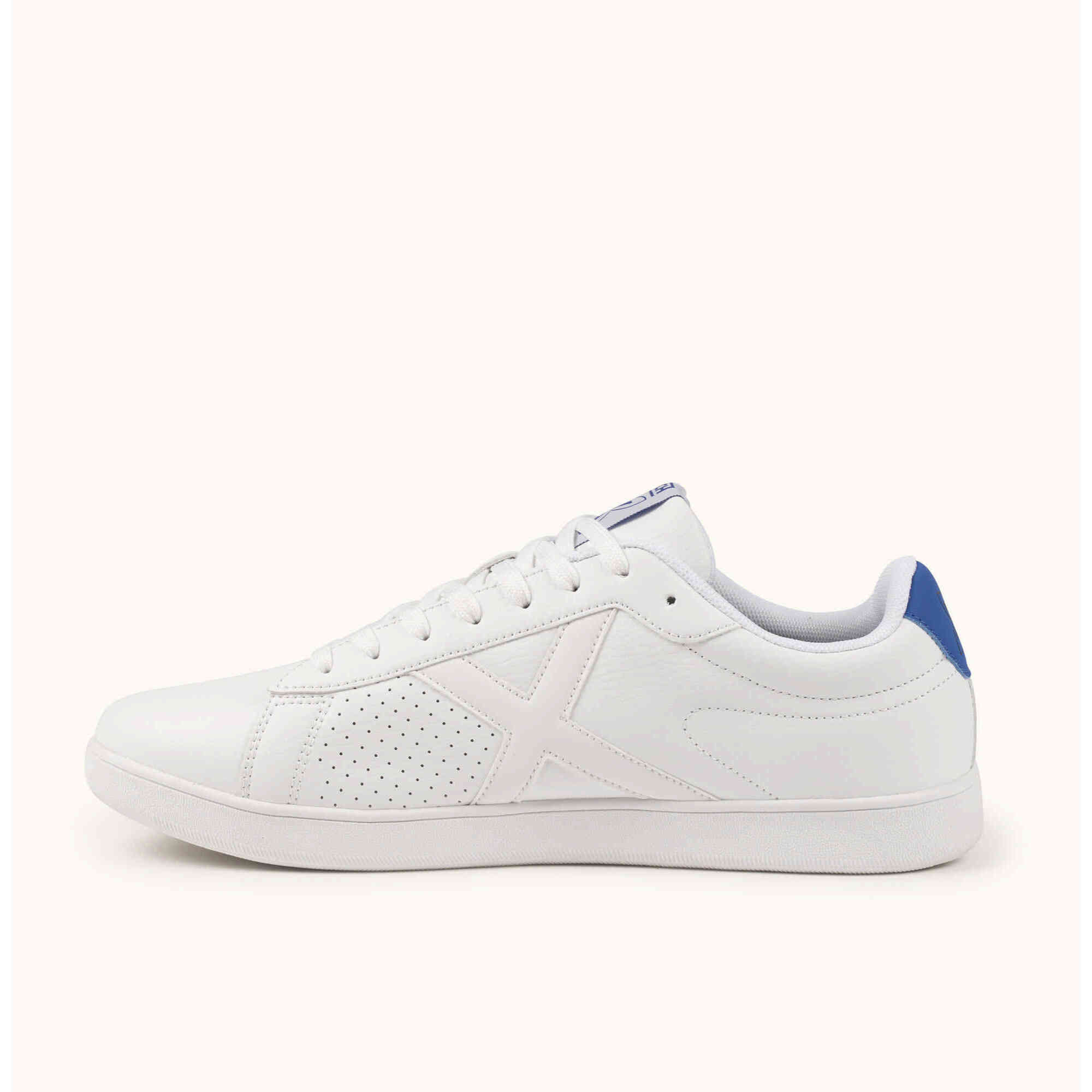 MUNICH OPEN 02 Zapatilla Minimalista Urbana en Piel Blanca con Detalle Azul