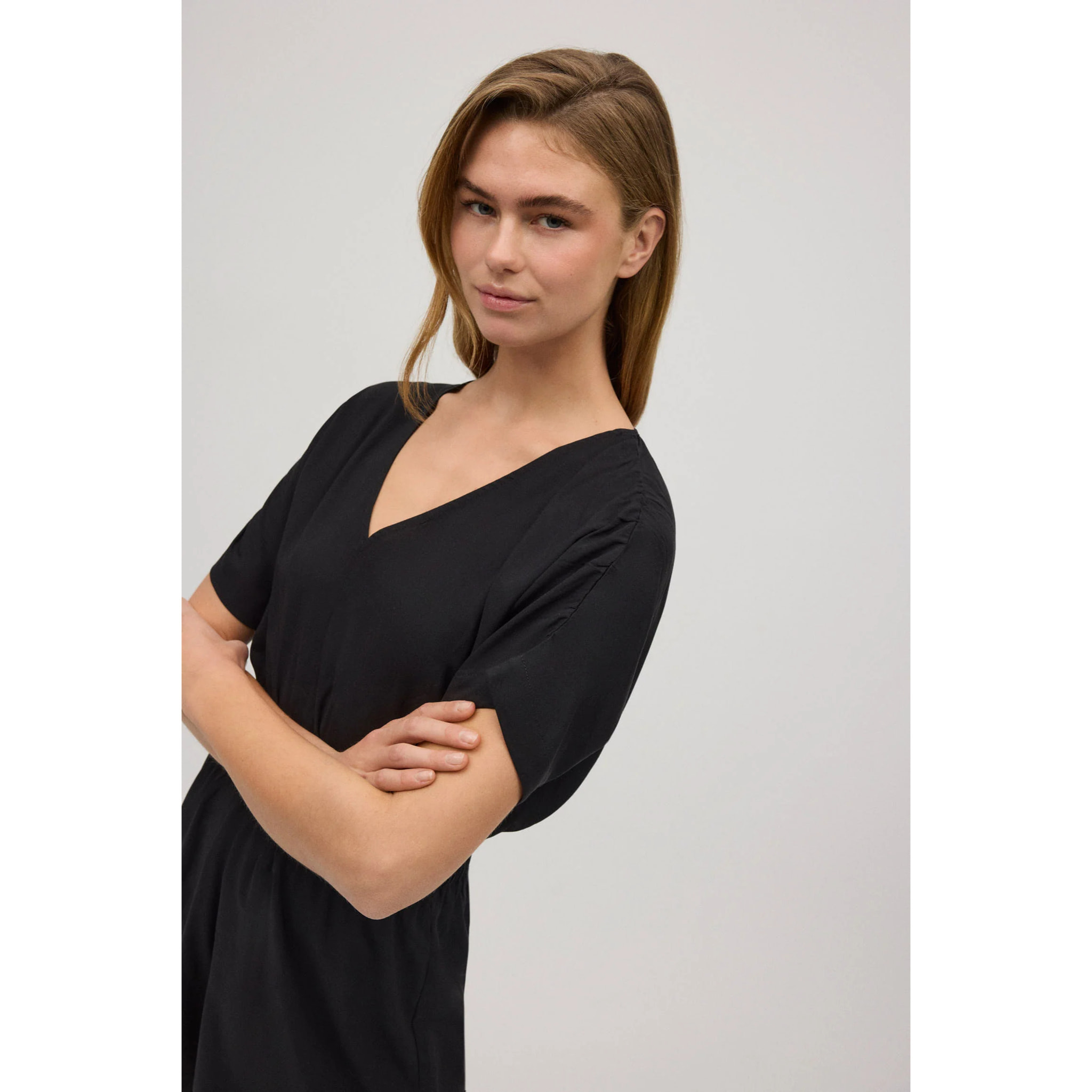 Tuta corta nera con vita arricciata