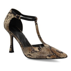 Zapato de salón con tacón alto y punta afilada