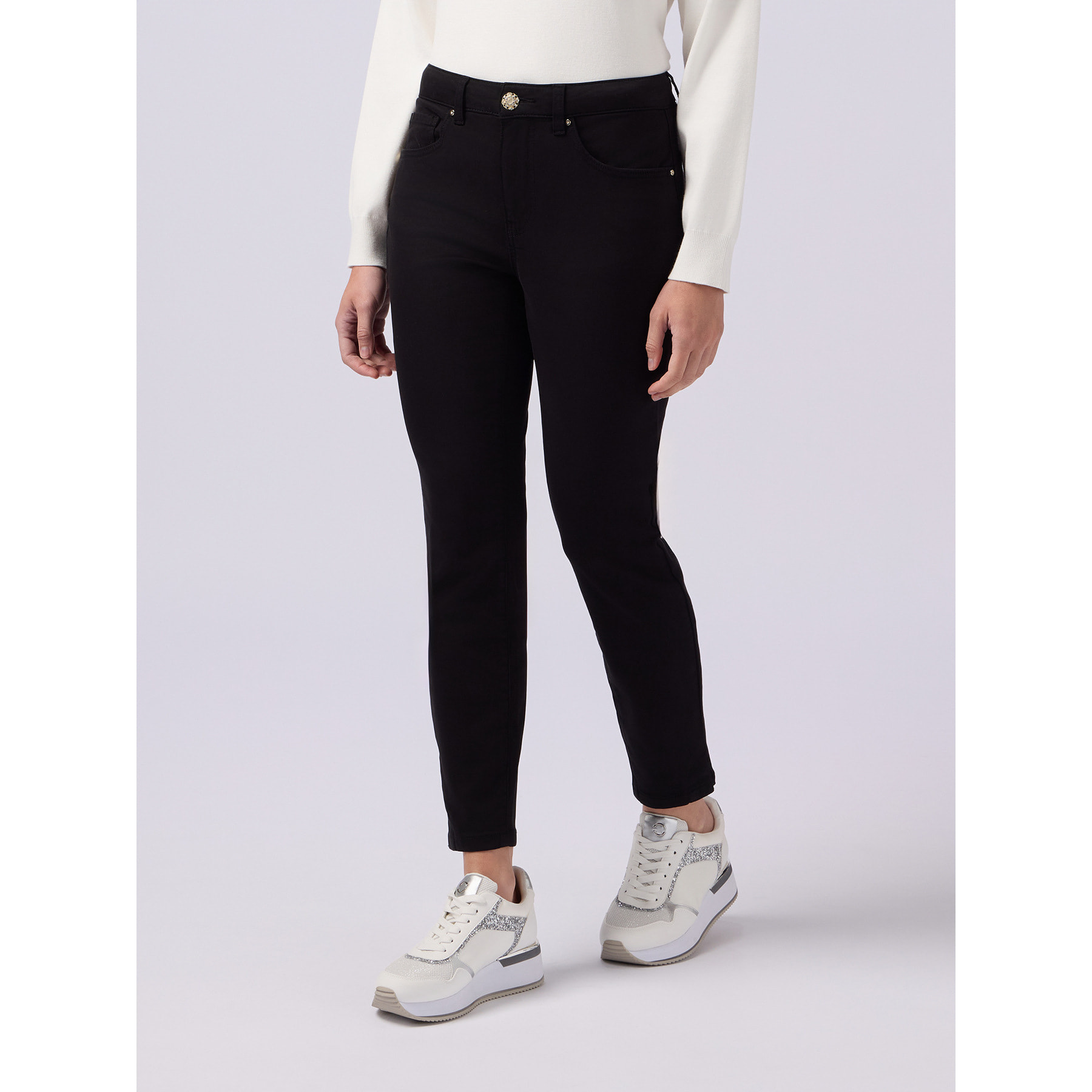 Oltre - Pantaloni skinny in cotone e tencel con bottone gioiello - Nero