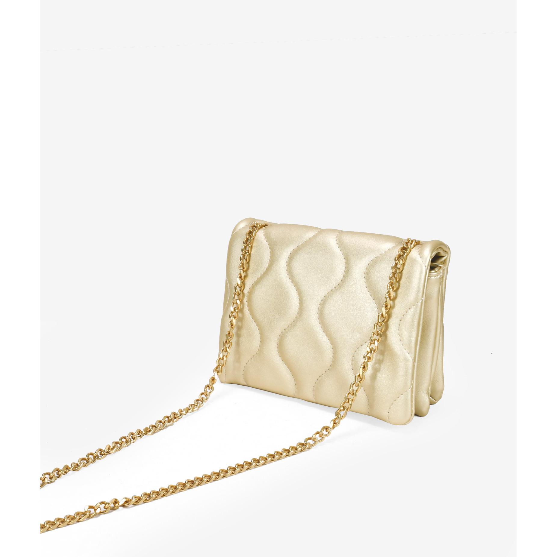 Bolso pequeño dorado con cadena