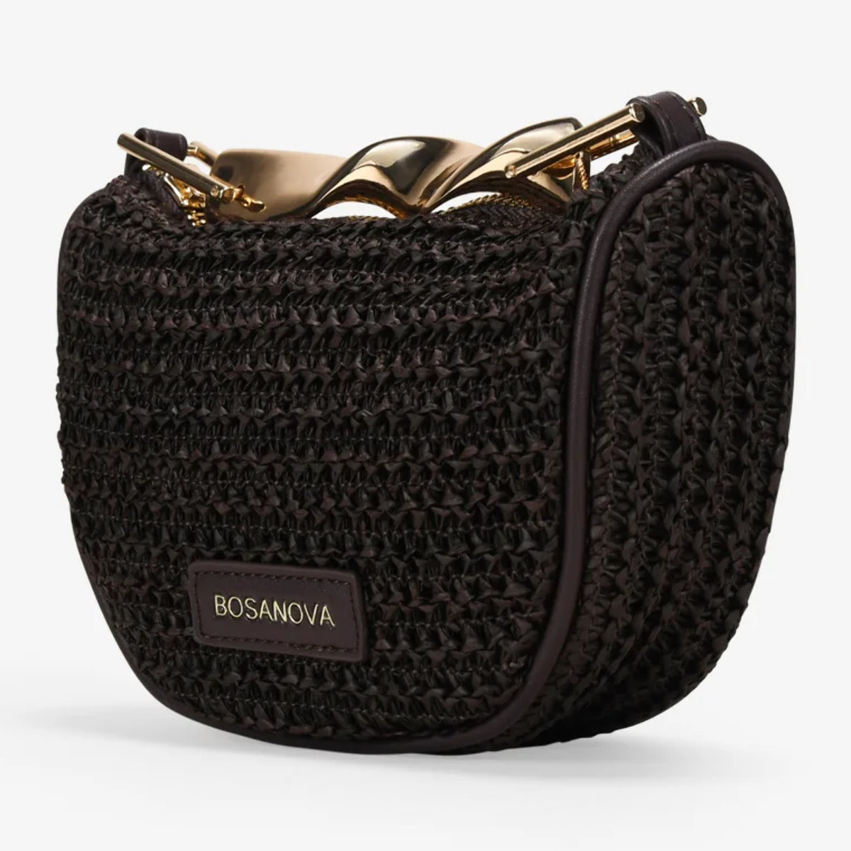 Bolso de mano marrón en rafia con asa metálica