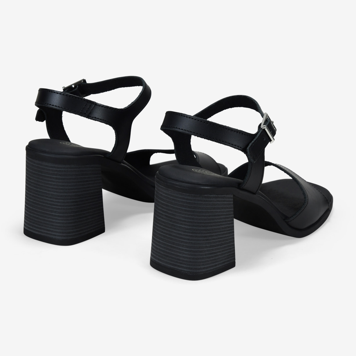 Sandalias negras en piel con tacón