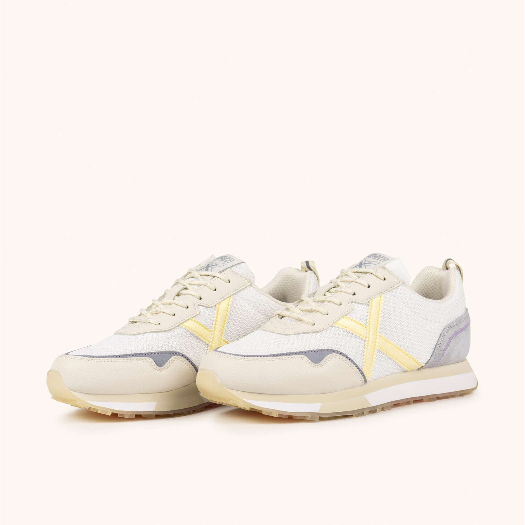 Zapatilla Deportiva Casual en Blanco y Crema con Detalles Amarillos MUNICH NEXT WMN 20