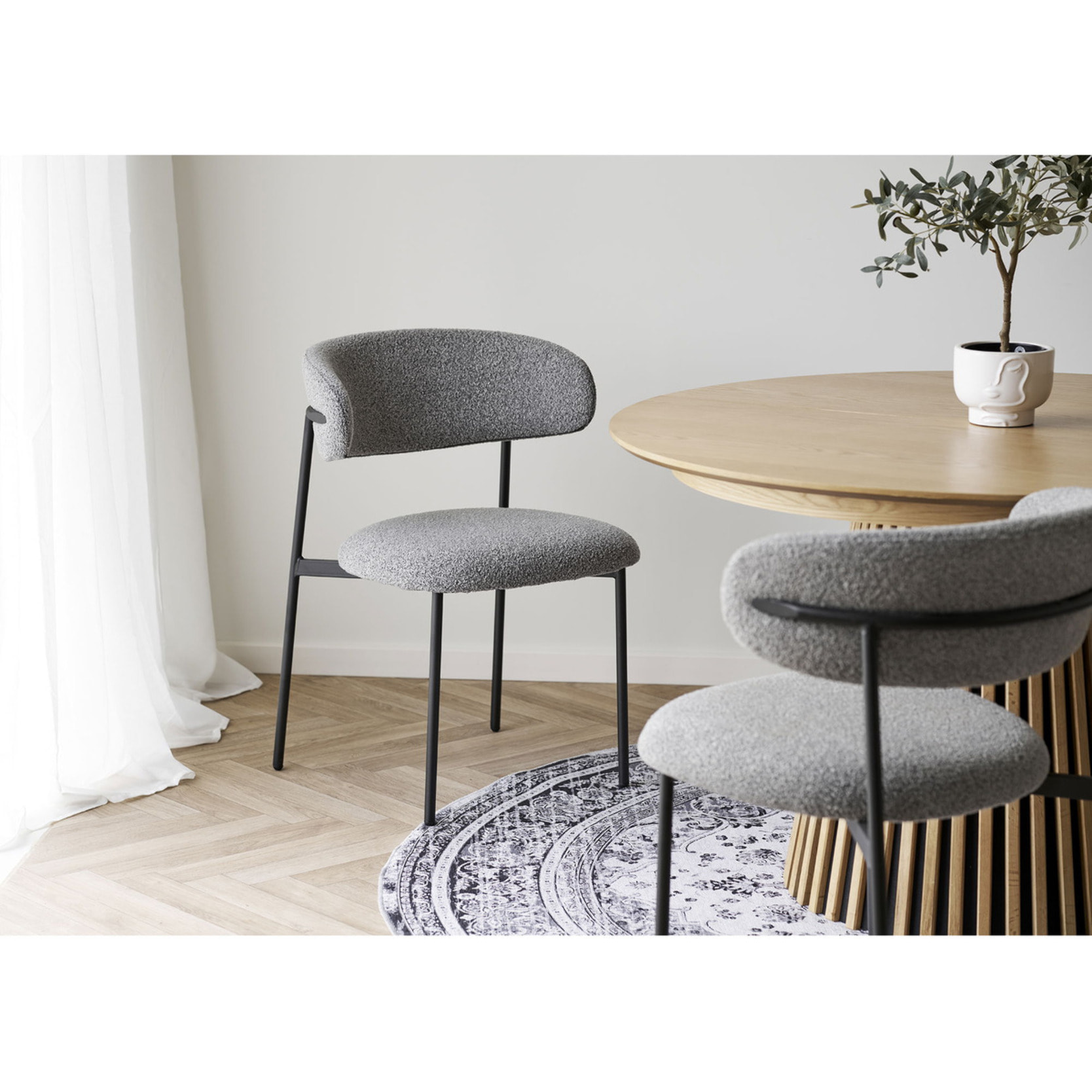 Set 2 sedie da pranzo Mira in Bouclé Grigio Chiaro con Gambe Nere