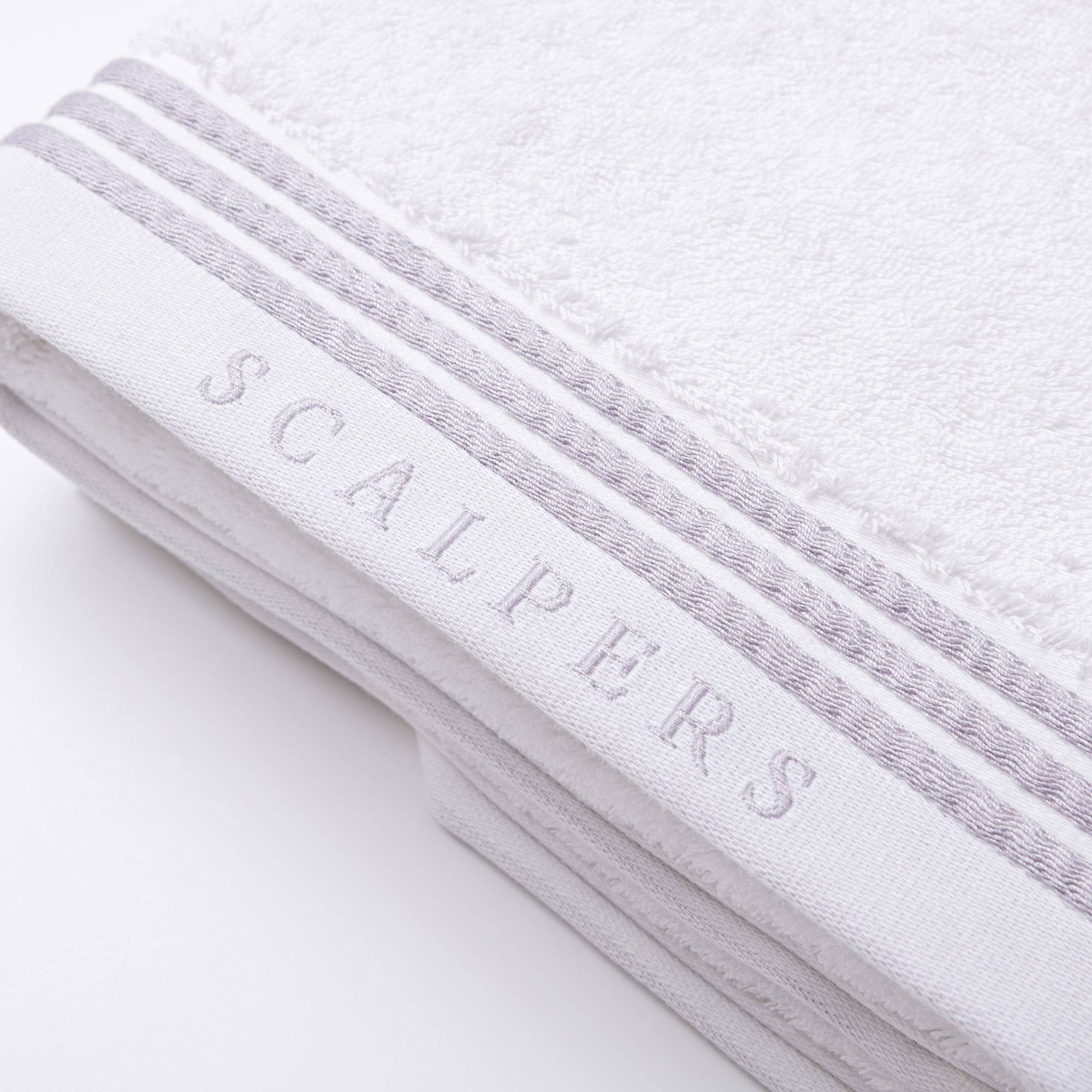 Juego de 4 sets de 3 toallas blancas (4x tocador 30x50cm + 4x manos 50x90cm + 4x baño 70x140cm) 450gsm en algodón scalpers home