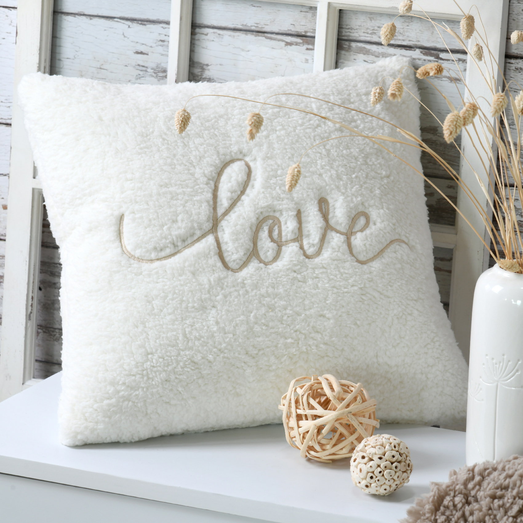 Coussin 'love' brodé - Ecru