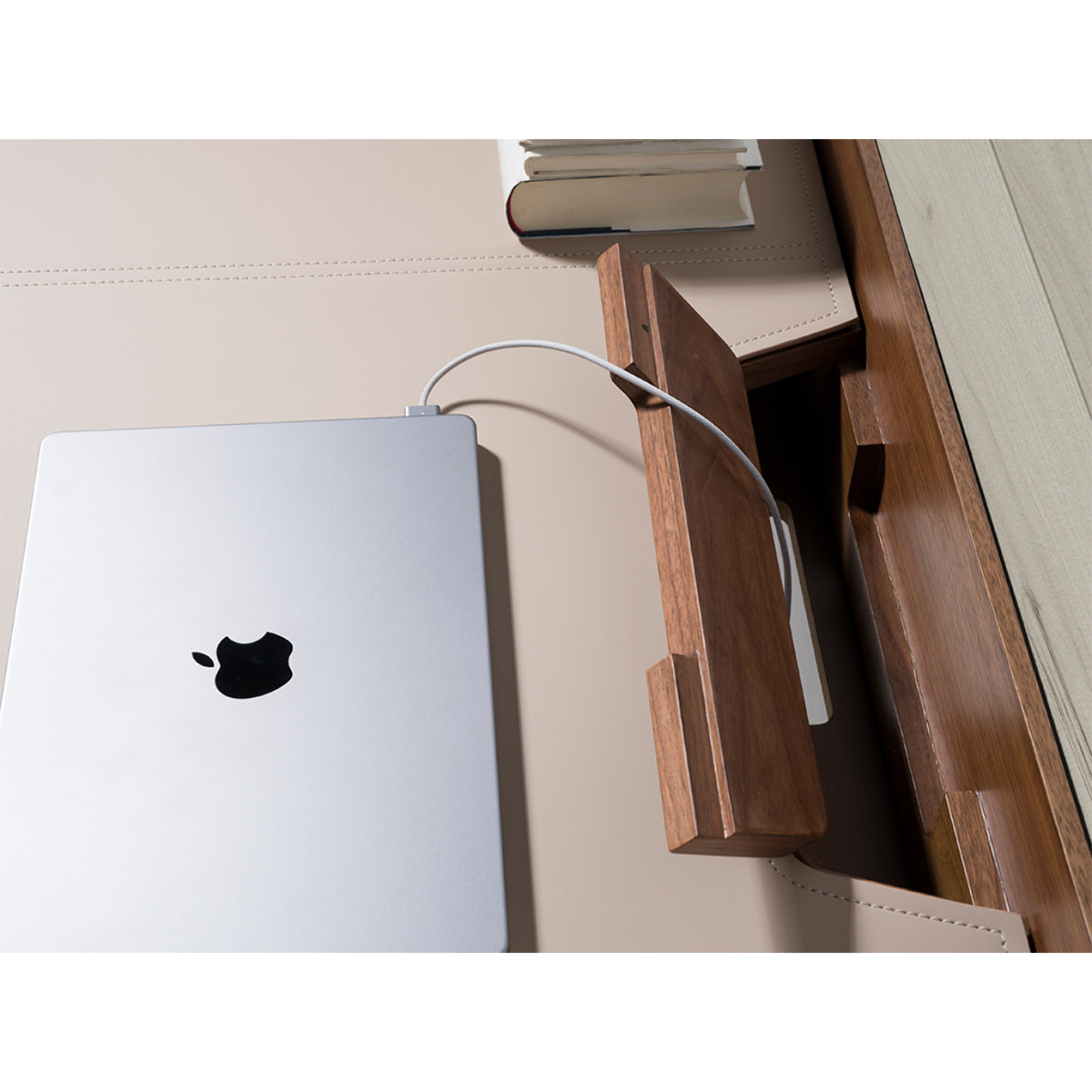 Escritorio tocador en madera chapada en nogal natural combinado con un elegante tapizado en polipiel en crema 116x55x82cm