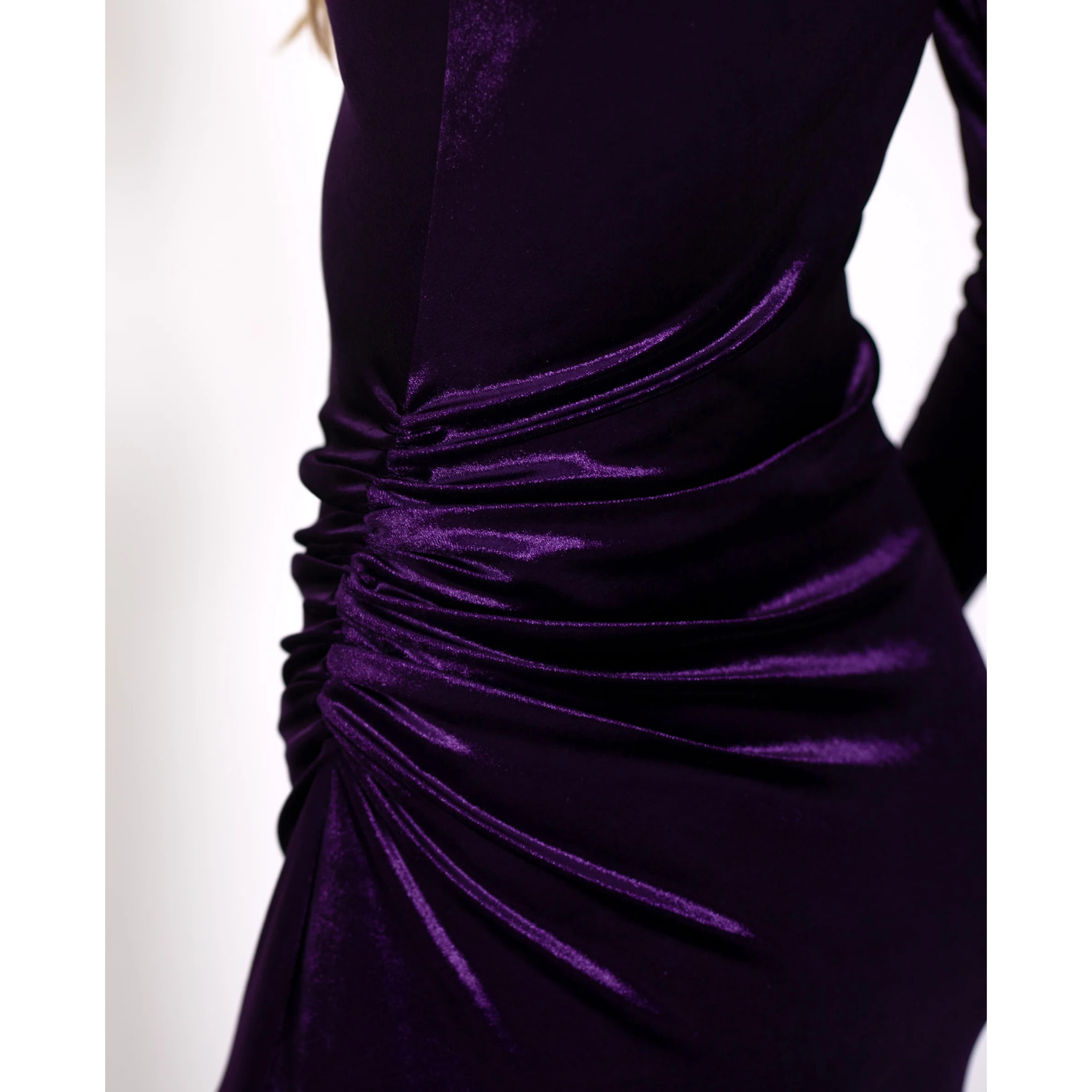 Vestido de terciopelo con una manga larga.