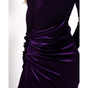 Vestido de terciopelo con una manga larga.