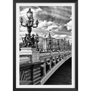 Affiche Paris, Vue du pont Alexandre III Affiche + cadre en bois - Noir