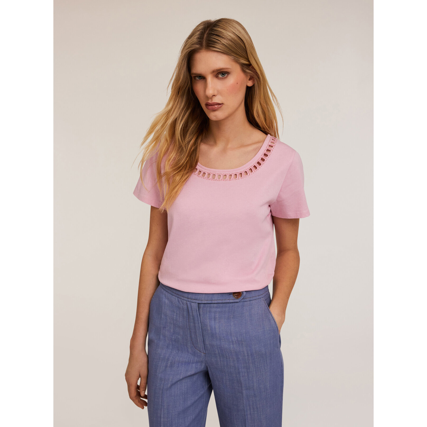 Motivi - T-shirt con scollatura ricamata - Rosa