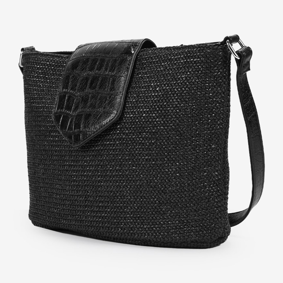 Bolso bandolera negro en rafia con solapa
