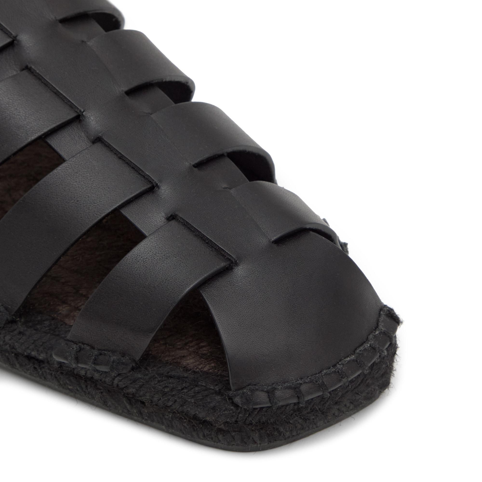 Sandalia plana cangrejera Pietro en vaqueta con cierre de hebilla