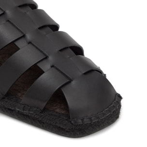 Sandalia plana cangrejera Pietro en vaqueta con cierre de hebilla