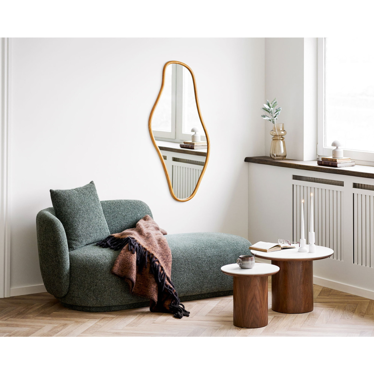 Specchio Brandsby forma organica in pino naturale FSC 60×120 cm
