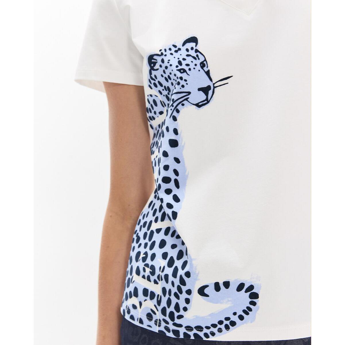T-shirt con scollo a V, spacchi laterali e grafica laterale: leopardo "be wild"