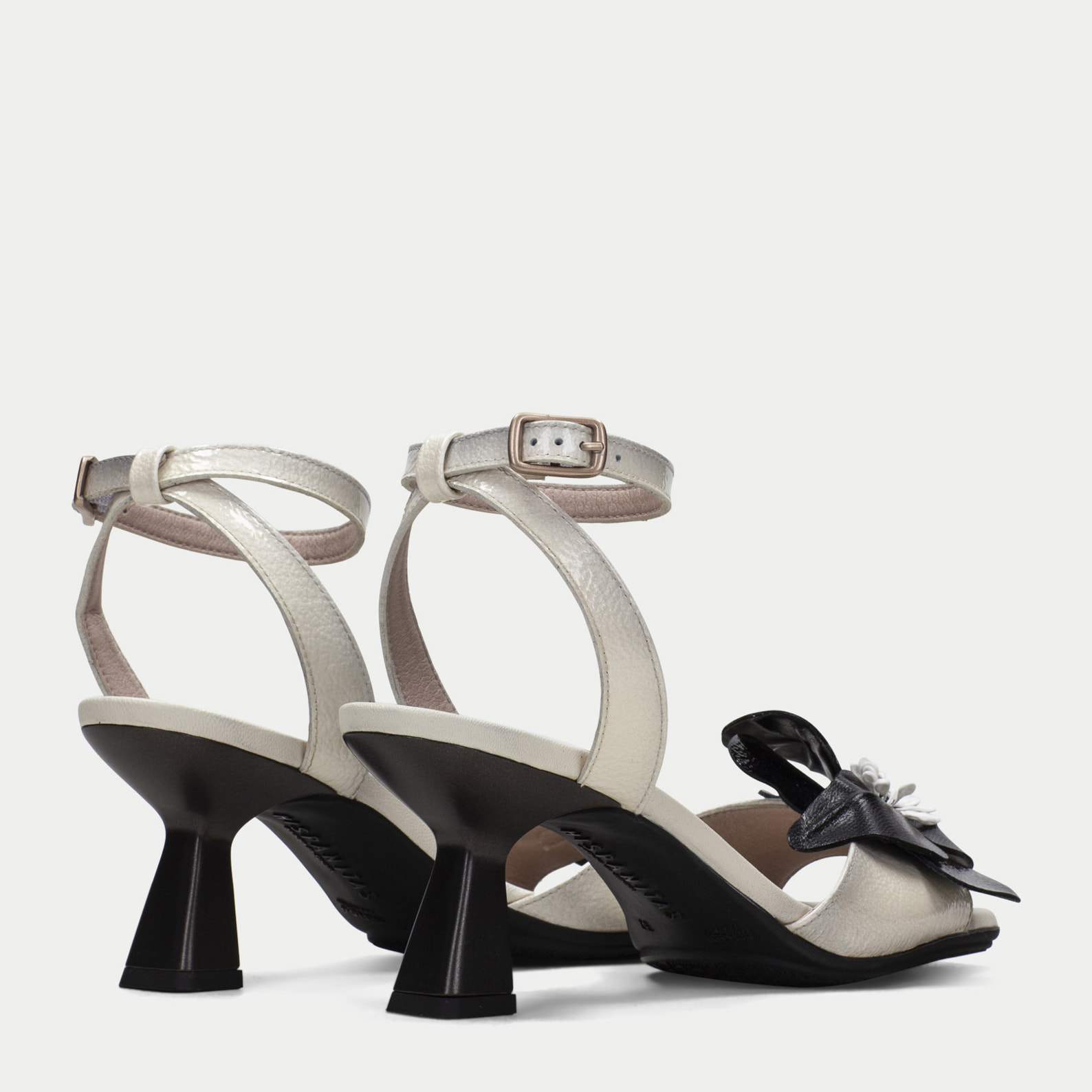 Sandalia Tacon Danielle Crema negro 6 cm