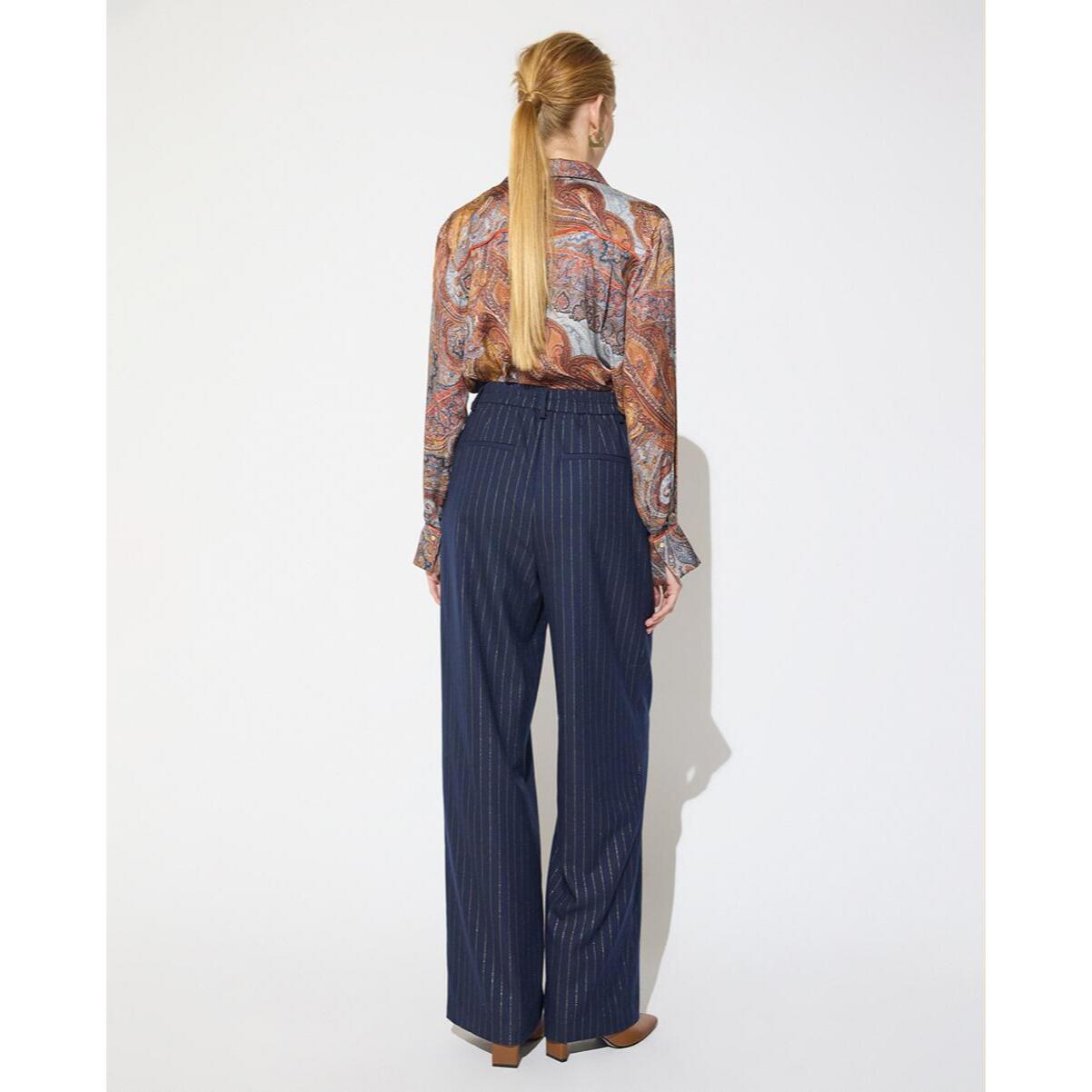 Pantaloni blu notte con gessatura dorata e fibbia personalizzata (m) in vita