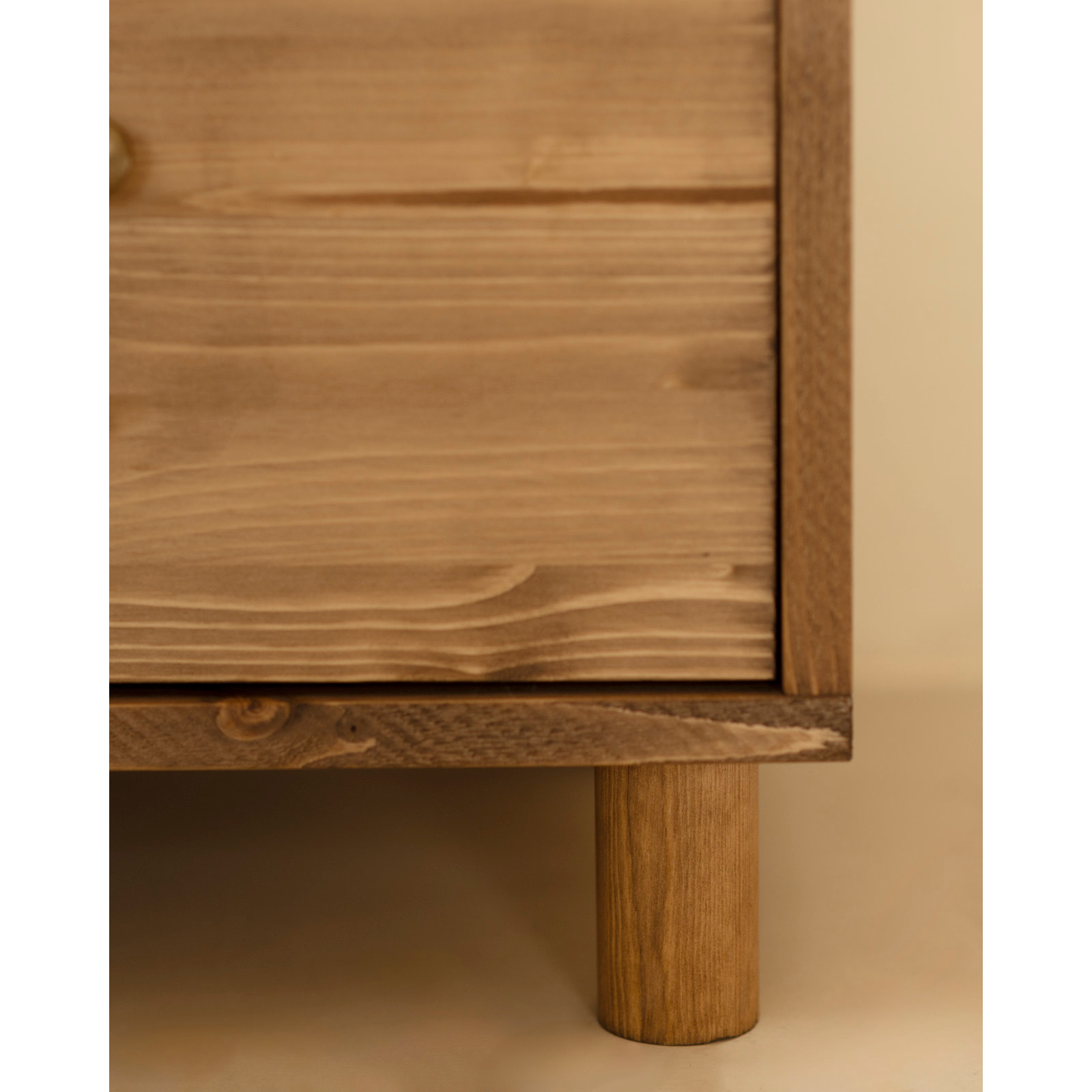 Mesita de noche de madera maciza con dos cajónes en tono roble oscuro de 51x38cm Alto: 50.5 Largo: 37.5 Ancho: 36