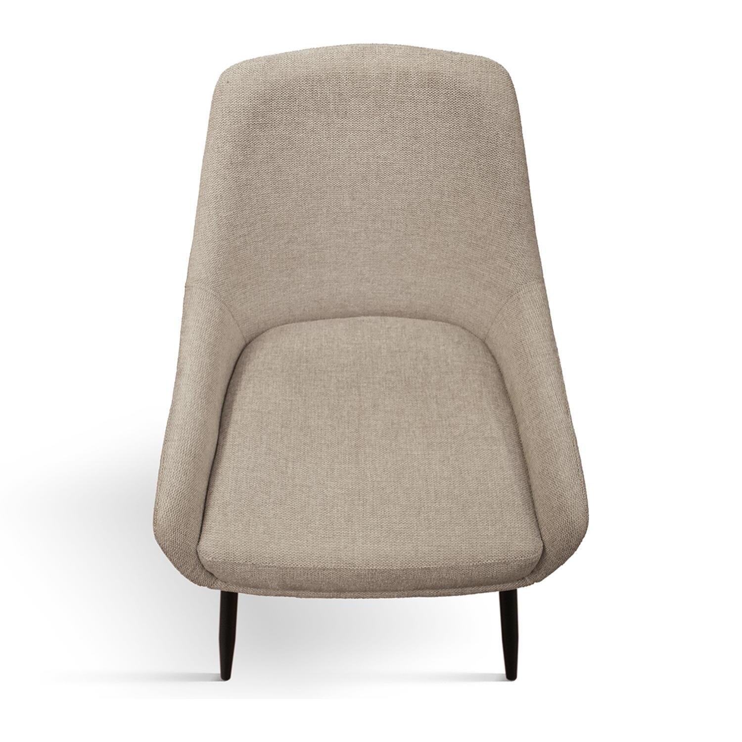 Set di 4 sedie TALLINN in tessuto beige e gambe in metallo nero opaco, con braccioli