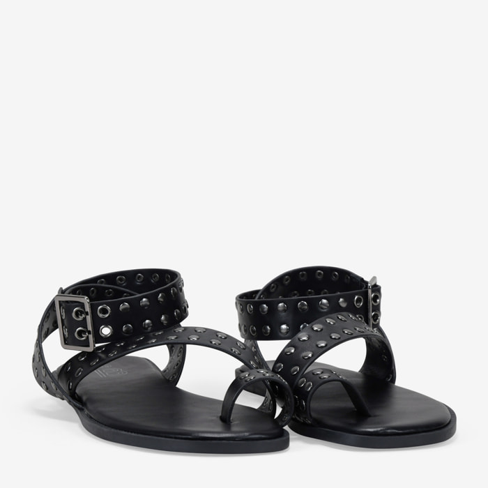 Sandalias planas negras con tachuelas metálicas