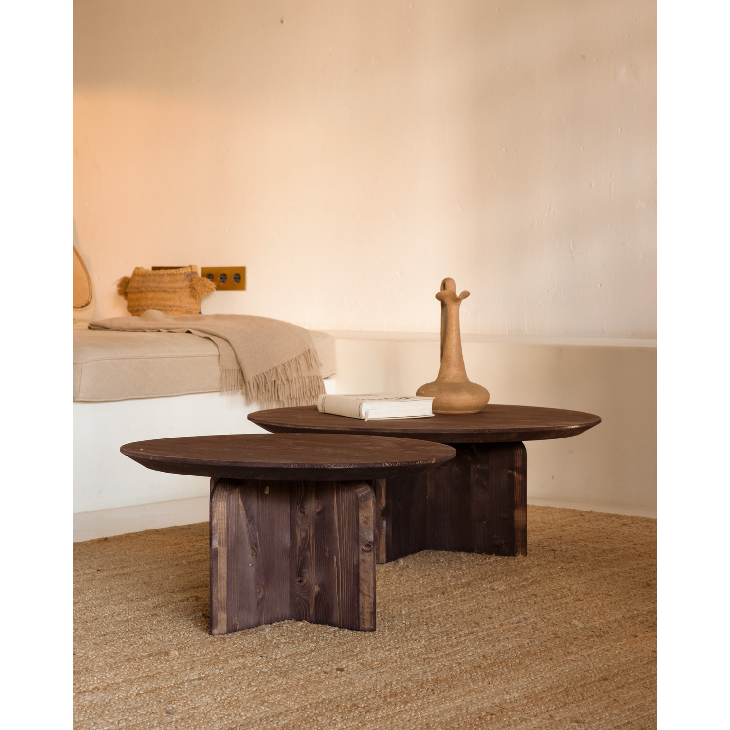 Table basse ronde en bois massif ton noyer en différentes tailles