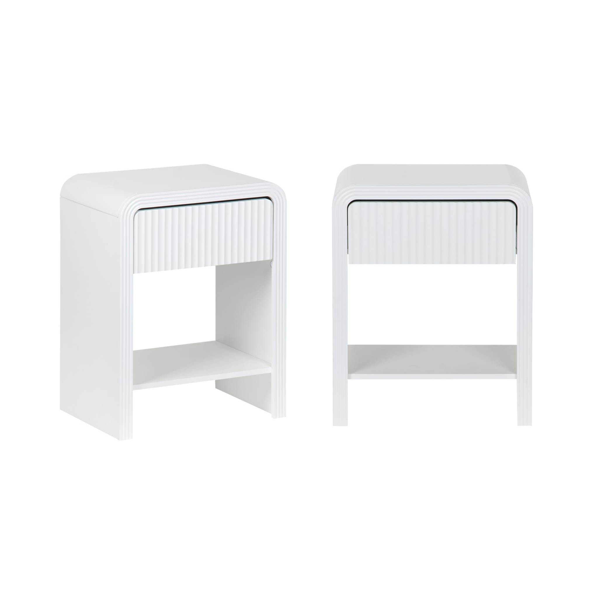 Lot de 2 tables de chevet effet bois blanc rainuré 1 tiroir. 1 étagère