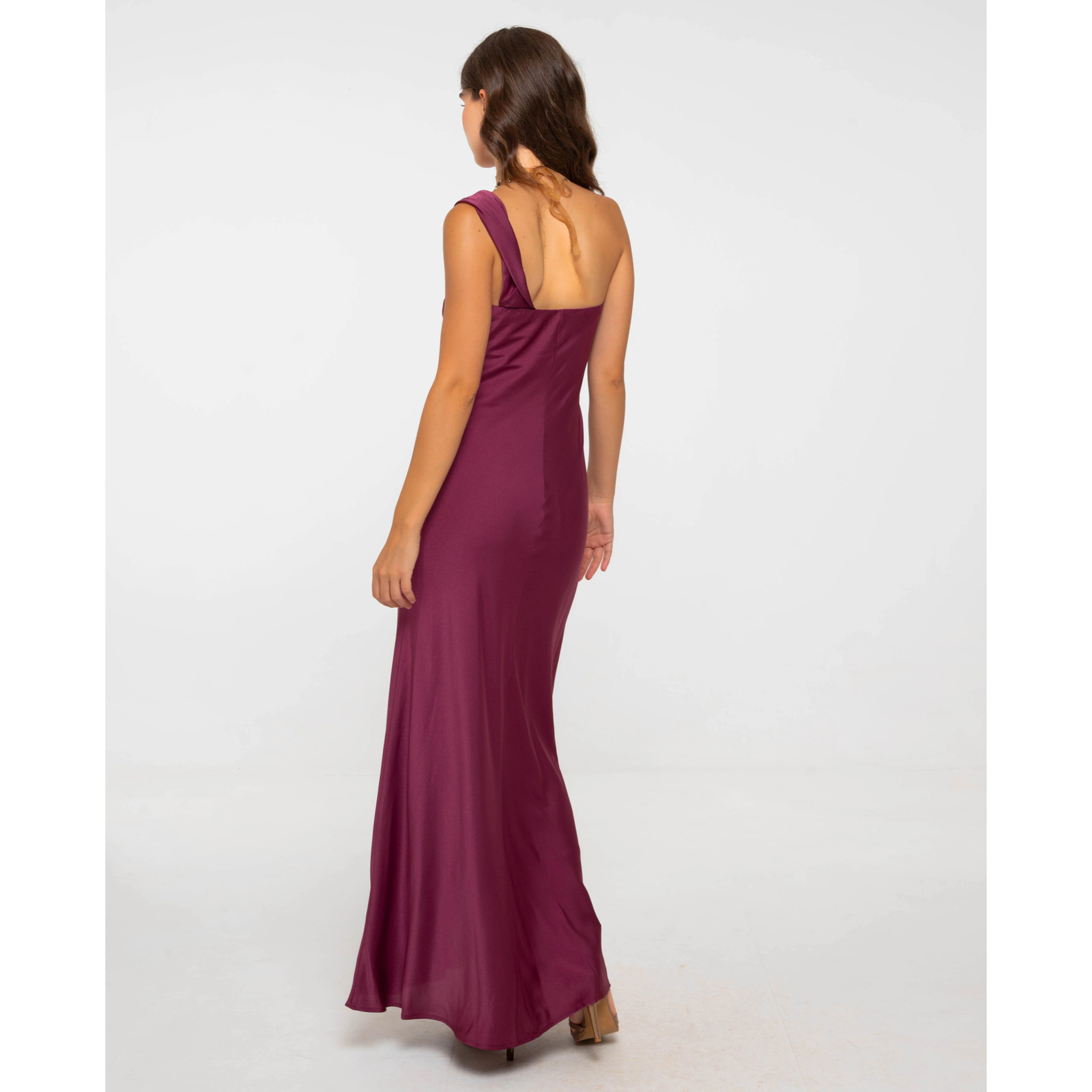 Vestido largo con escote asimétrico