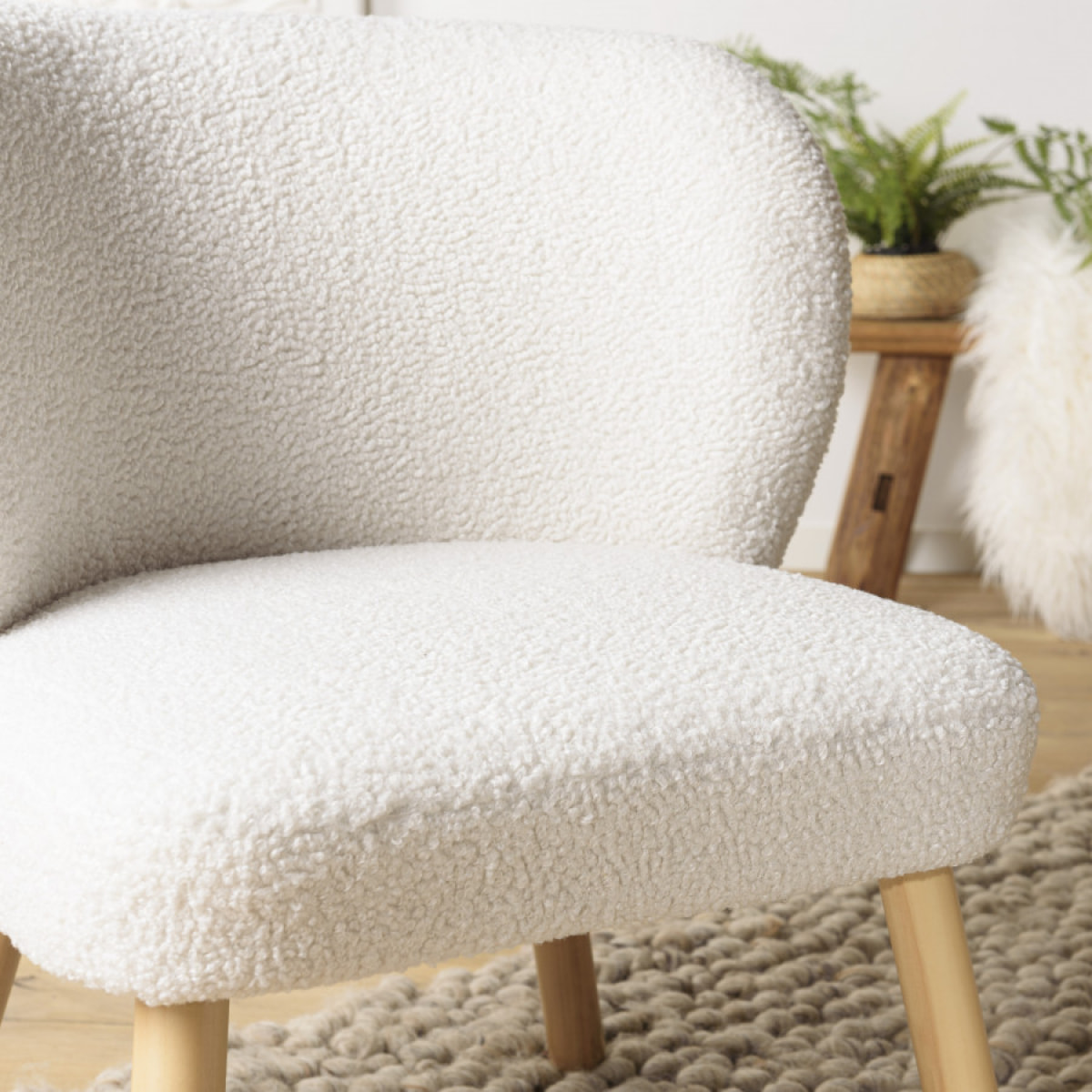 ALBANE - Fauteuil en tissu bouclette blanc pieds en bois