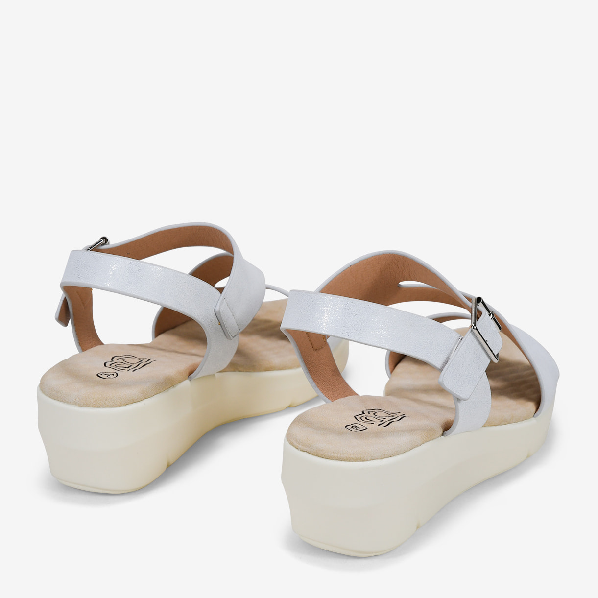 Sandalias de cuña plateadas con hebilla