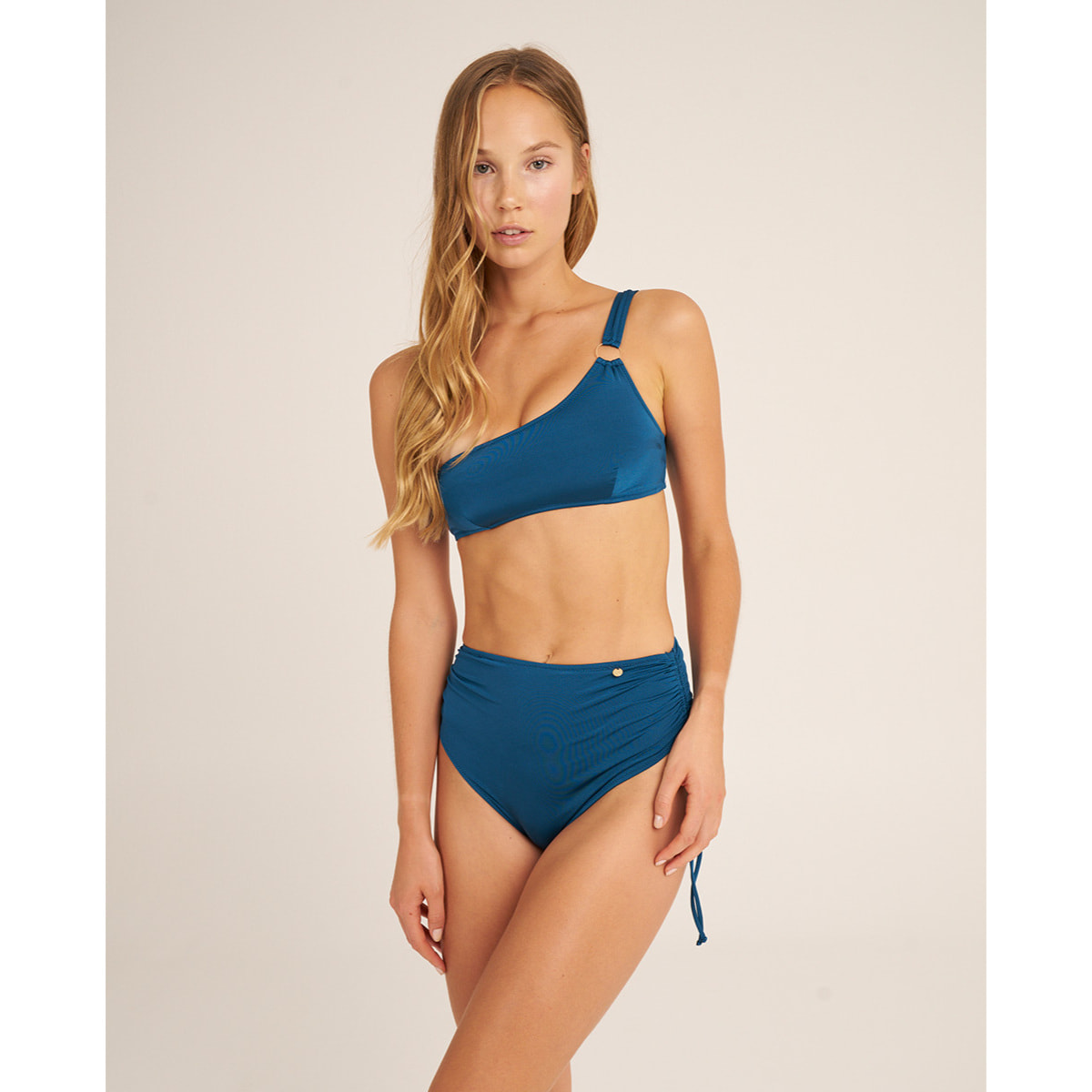 Top de bikini asimétrico en tejido satinado