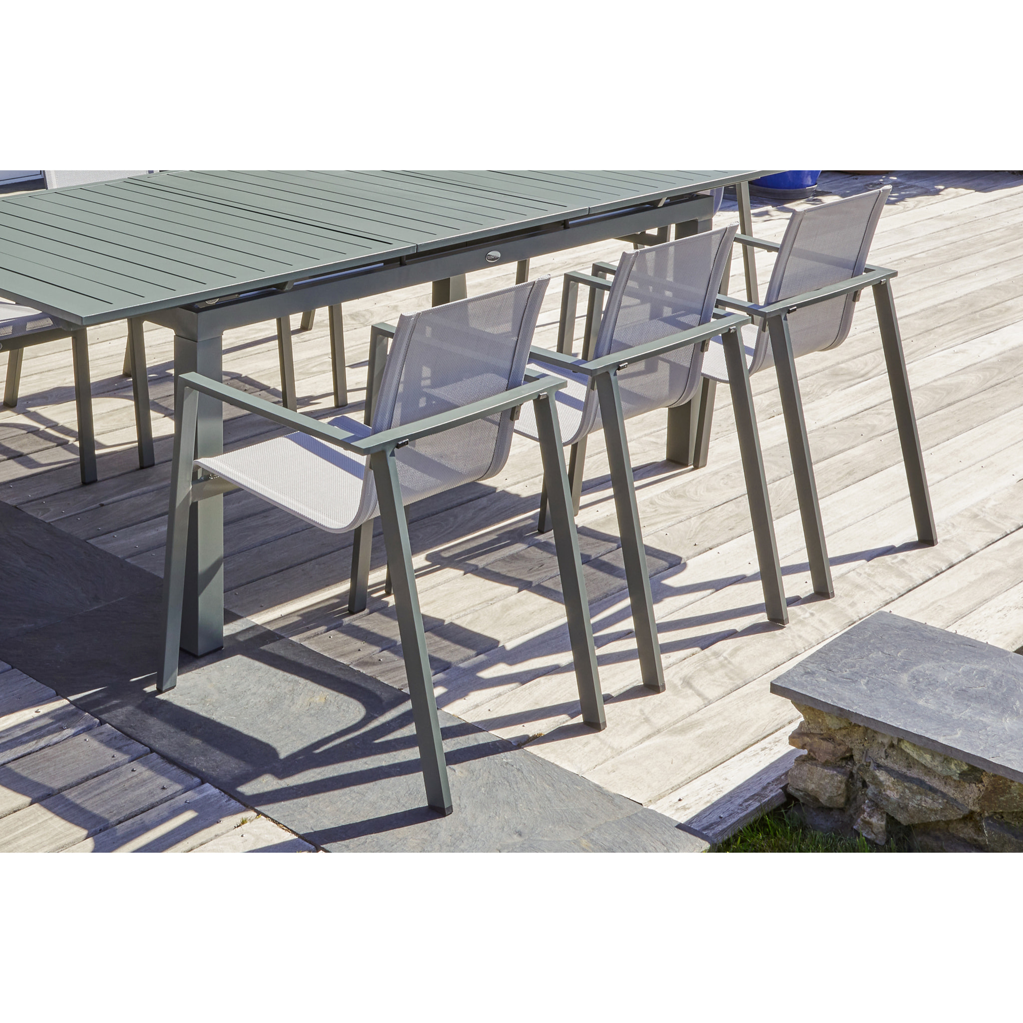 MIAMI - Lot de 2 fauteuils de jardin empilables en alu kaki et toile grise