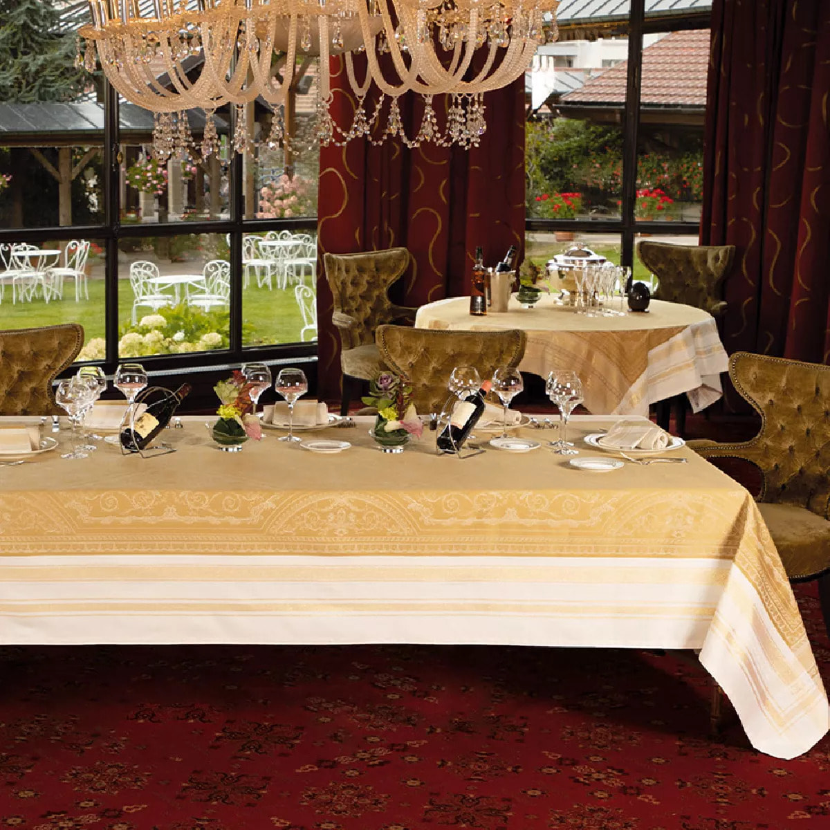 Chemin de table coton mélangé anti tache motif jacquard Galerie royale reflets d or