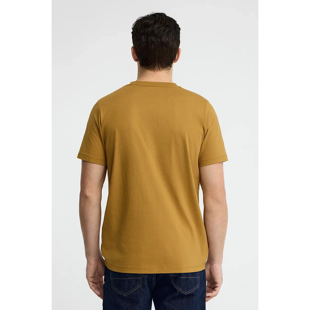 Camiseta color mostaza con bolsillo y logo Rigby Go