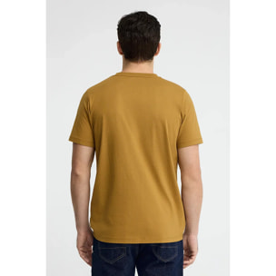 Camiseta color mostaza con bolsillo y logo Rigby Go