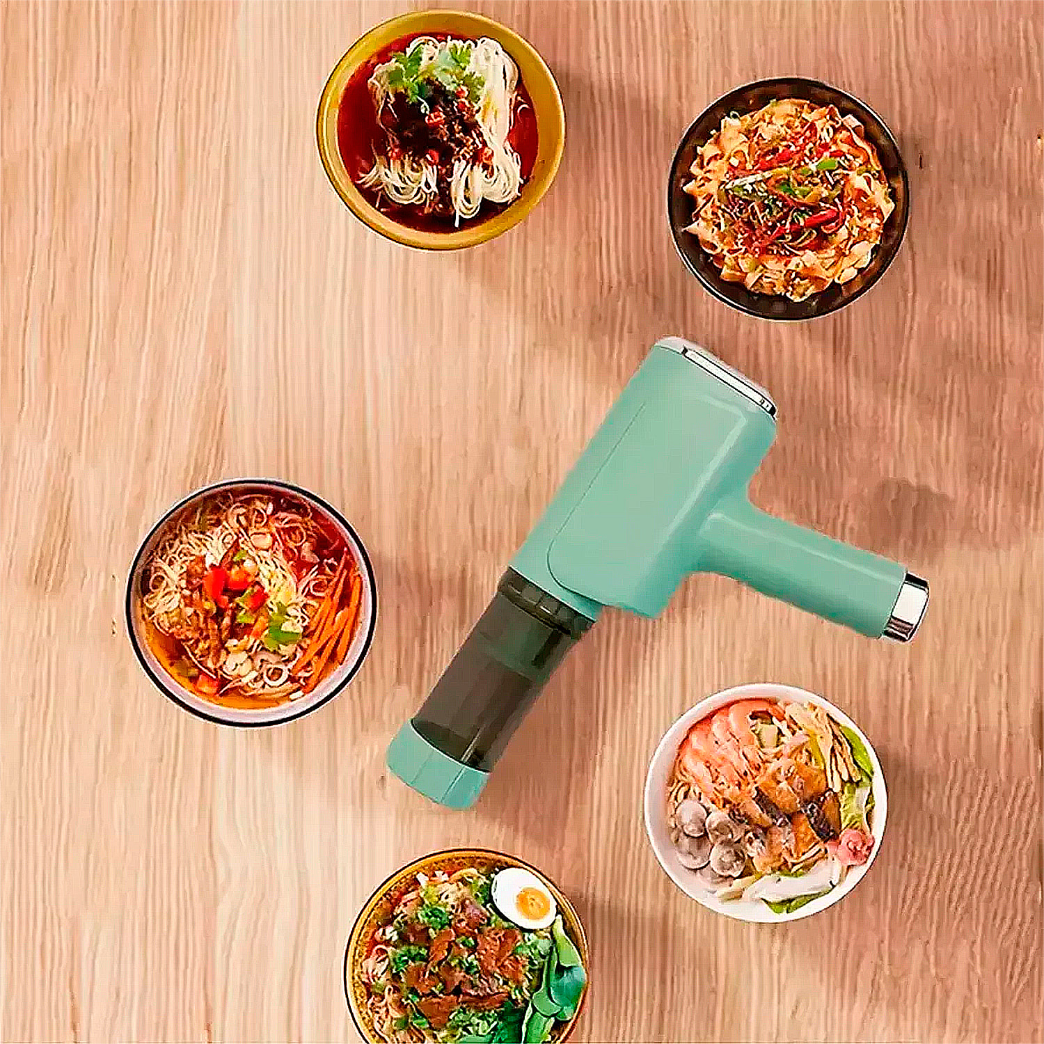 Macchina per fare la pasta con 40W, capacità di 200gr e 5 forme diverse.