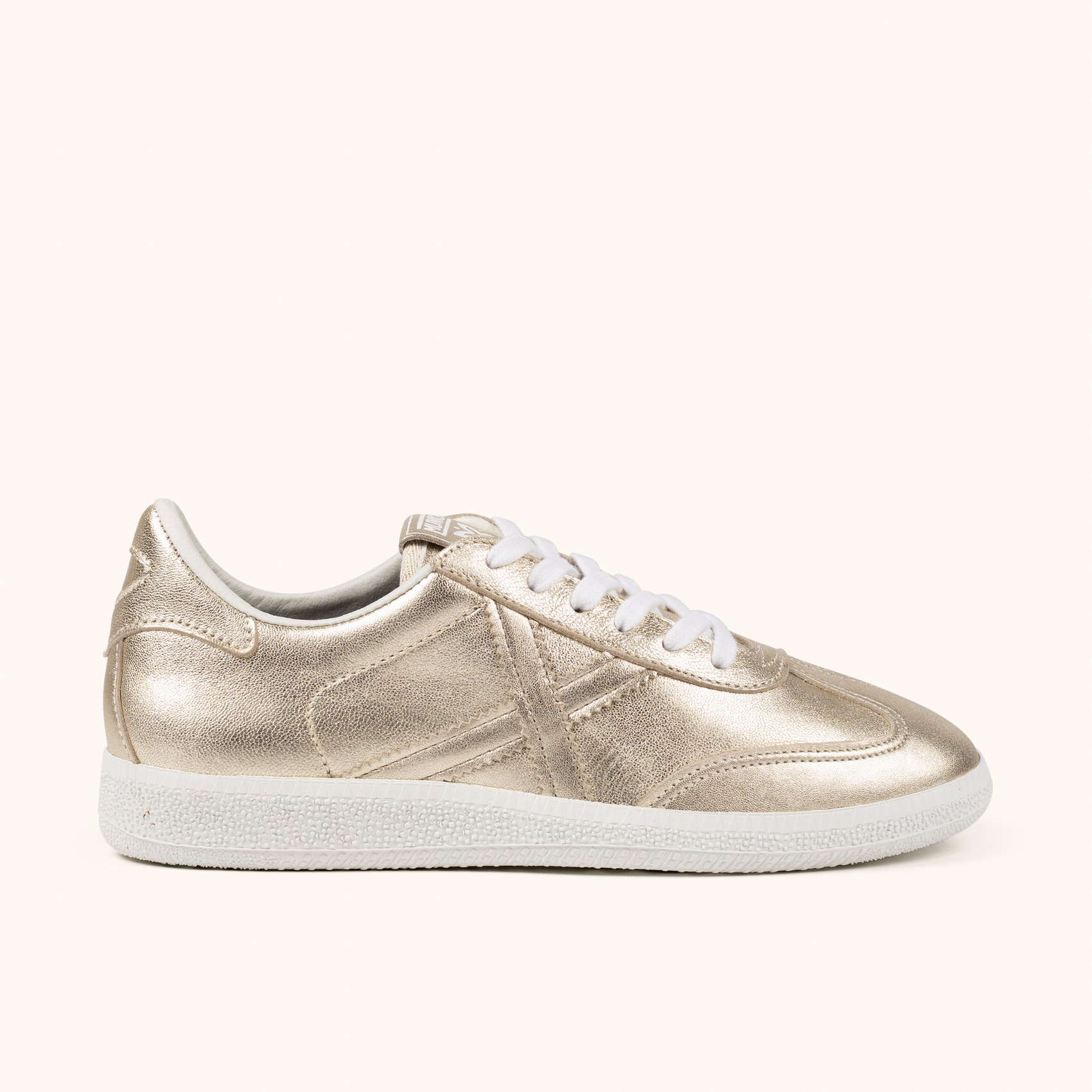 Zapatilla casual en piel metalizada oro con suela blanca MUNICH BARRU 225