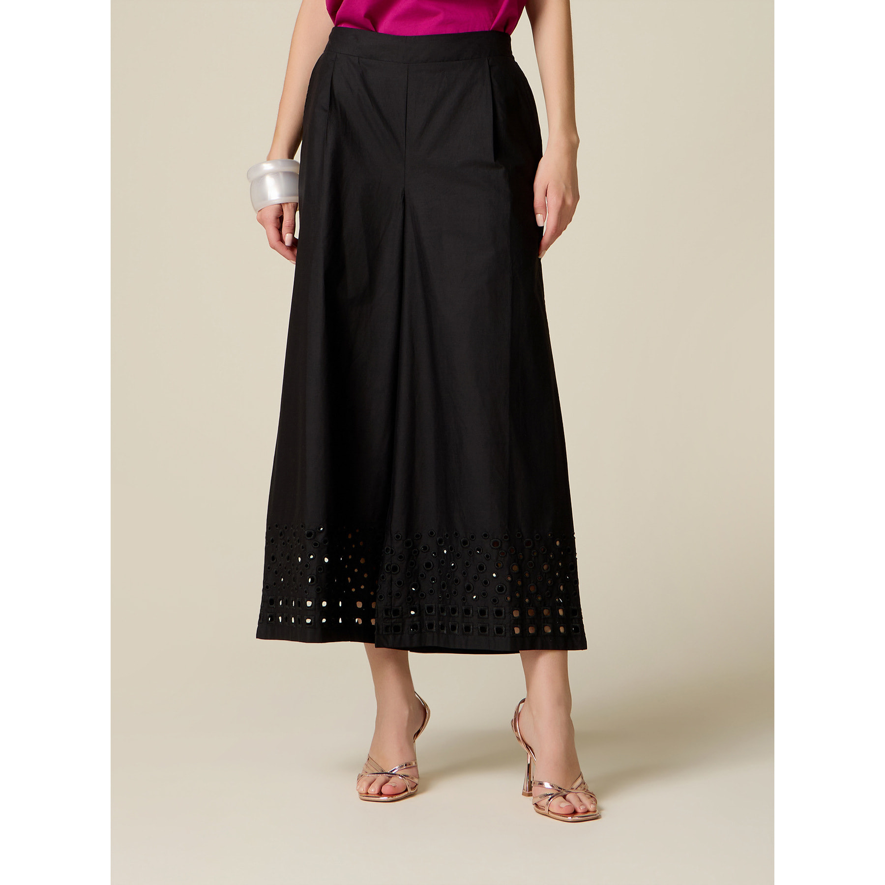 Oltre - Pantaloni cropped con ricamo sul fondo - Nero