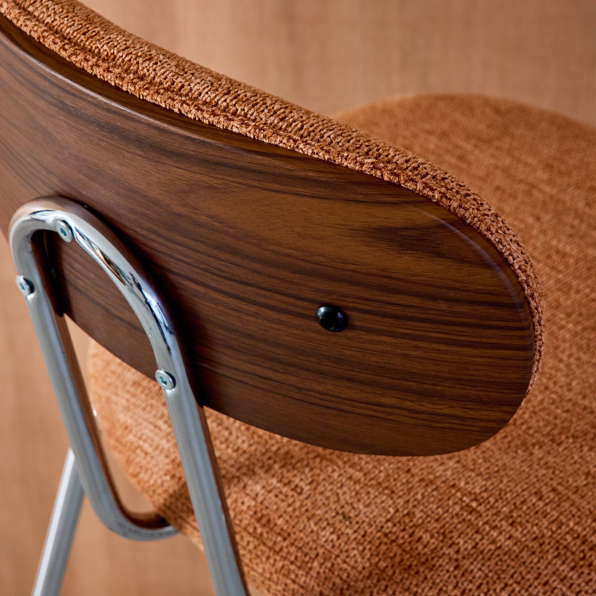 2 tabourets de bar décor bois courbé teinté noyer et tissu déperlant terracotta. pieds métal chromé - L 44 x P 51 x H 103cm - Erin