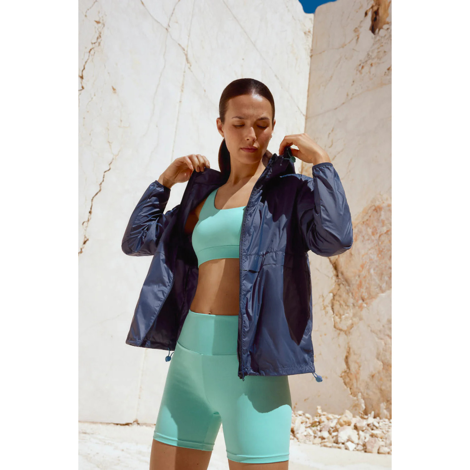 Giacca sportiva pieghevole grigia con cappuccio regolabile