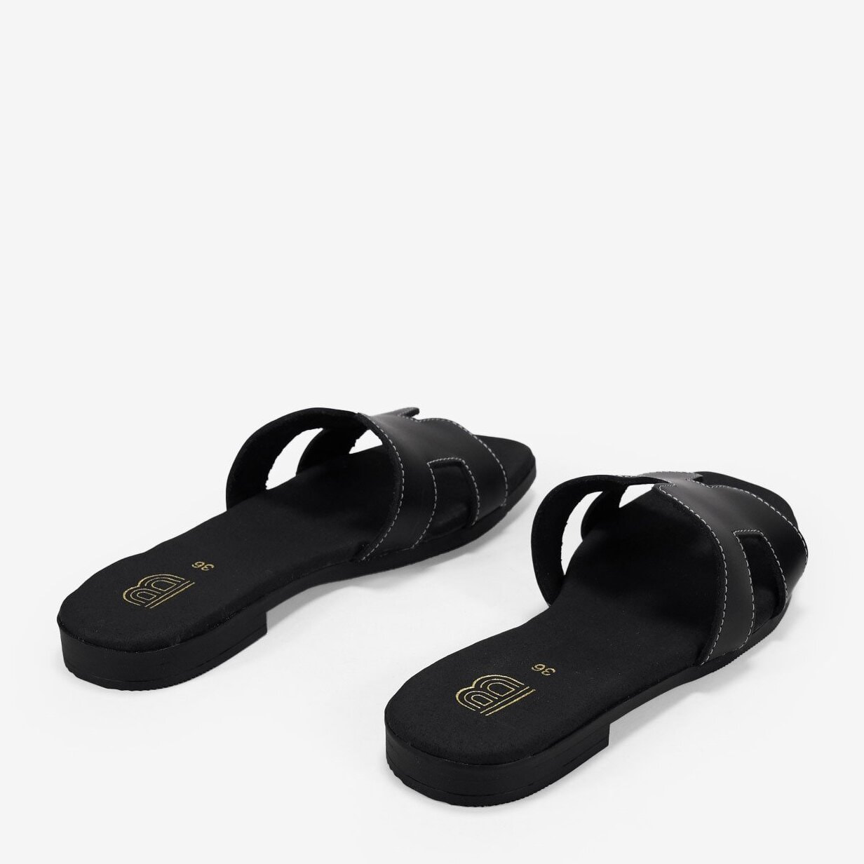 Sandalias planas negras en piel con plantilla acolchada