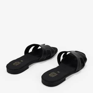 Sandalias planas negras en piel con plantilla acolchada