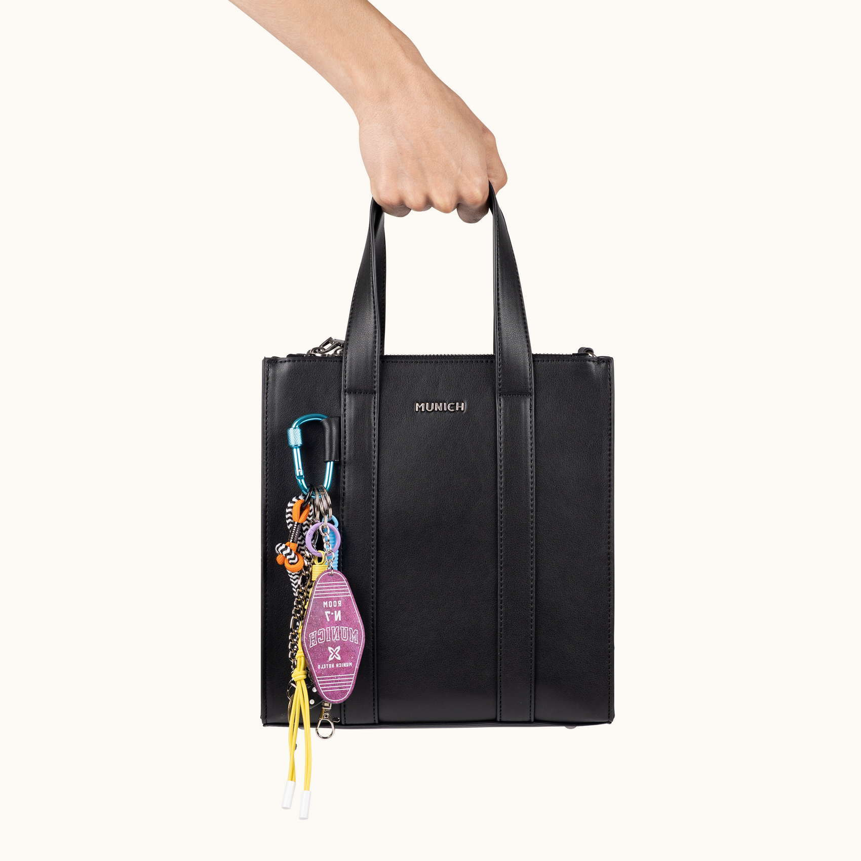 Bolso Crossbody Tote Negro con Charms y Doble Asa CHARMS CROSSBODY TOTE BLACK