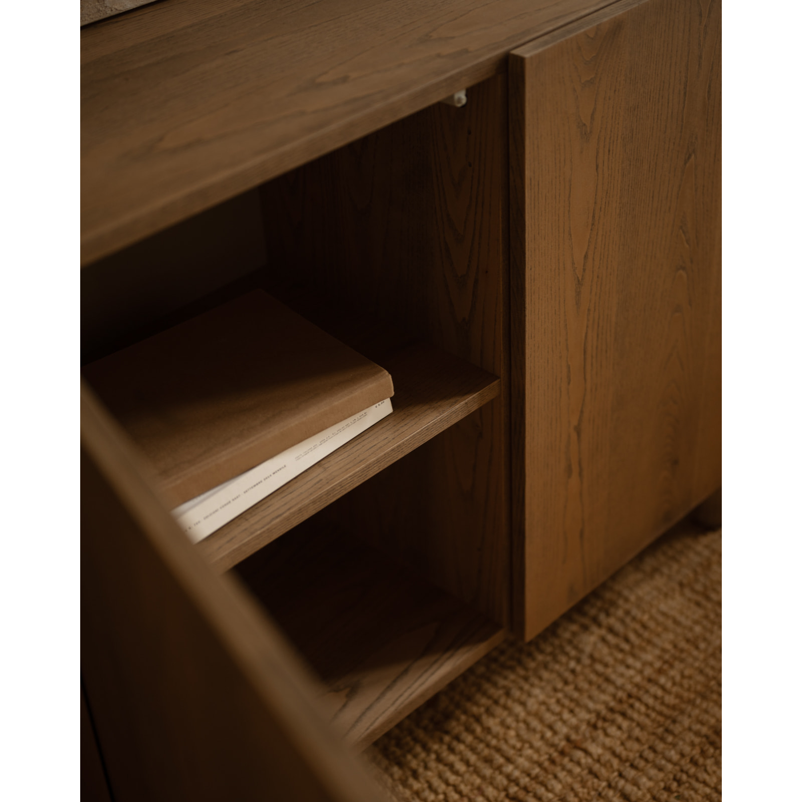Buffet avec 3 portes en bois de placage de frêne naturel en teinte noisette de 160x40cm Hauteur: 85 Longueur: 160 Largeur: 40