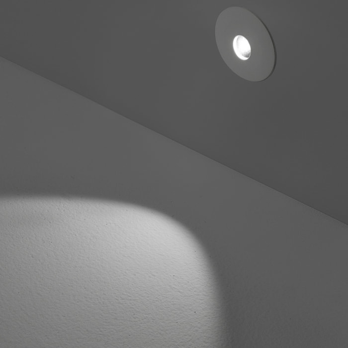 LEDS C4 Paso Luz de señalización con led en blanco cálido 3000k en color gris